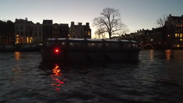 Kryssning Floden Amstel Amsterdam Nederländerna Vid Solnedgången — Stockvideo