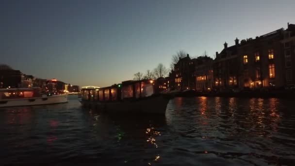 巡航在阿姆斯特河在阿姆斯特丹荷兰在日落 — 图库视频影像