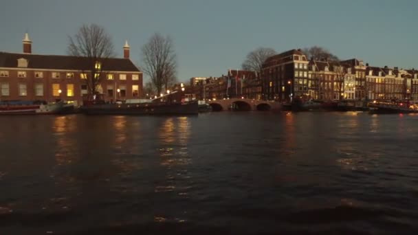 オランダ アムステルダムのアムステル川沿いの夕暮れクルージング — ストック動画