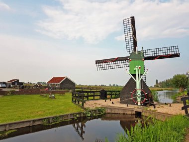 Zaanse Schans'a Hollanda, geleneksel yel değirmeni 