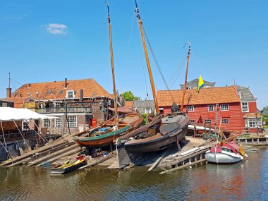 Üzerinden Hollanda'da Spakenburg limanında Tersanesi