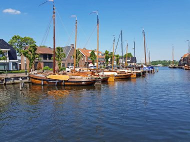 Yelkenli tekne liman üzerinden Hollanda'da Spakenburg