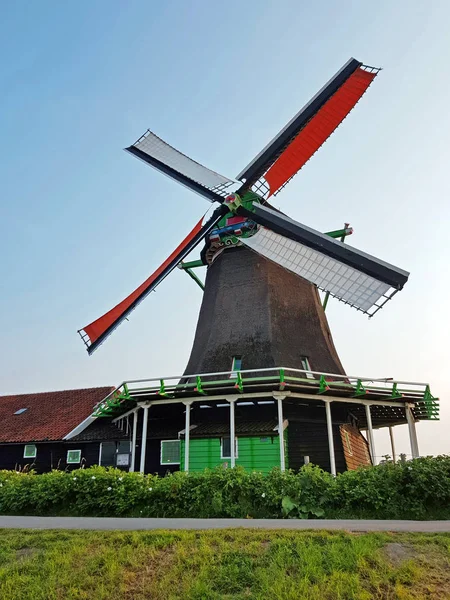 Traditionelle Windmühle Bei Zaanse Schans Den Niederlanden Bei Sonnenuntergang — Stockfoto