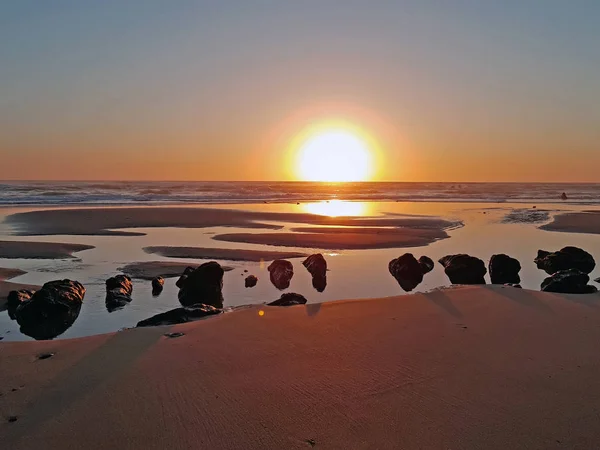 日落时大西洋海域的天然岩石 — 图库照片