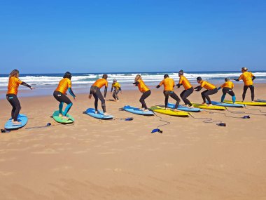 Vale Figueiras, Portekiz - 25 Ağustos 2018: sörfçü getting sörfçü Praia Vale Figueieras Portekiz dersleri