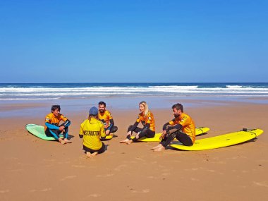 Vale Figueiras, Portekiz - 25 Ağustos 2018: sörfçü getting sörfçü Praia Vale Figueieras Portekiz dersleri