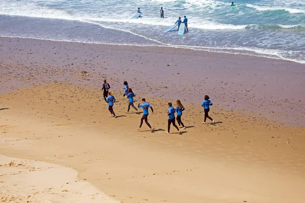 淡水河谷佳 葡萄牙 2018年7月19日 从冲浪者获得的空中冲浪者在普拉亚 Figueieras 在葡萄牙的课程 — 图库照片
