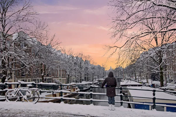 Amsterdam Pokryté Sněhem Zimě Nizozemsku Při Západu Slunce — Stock fotografie