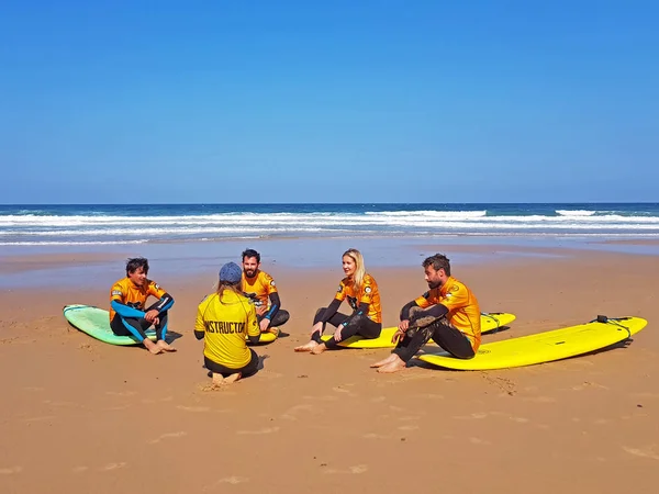 Vale Figueiras Portugal Agosto 2018 Surfistas Recibiendo Clases Surf Praia — Foto de Stock