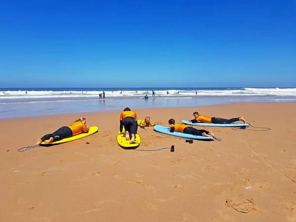 Vale Figueiras Portugal Julio 2018 Surfistas Recibiendo Clases Surf Praia —  Fotos de Stock