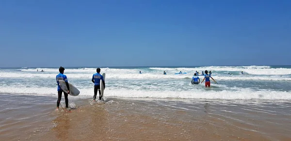 Vale Figueiras Portugal Julio 2018 Surfistas Recibiendo Clases Surf Praia —  Fotos de Stock