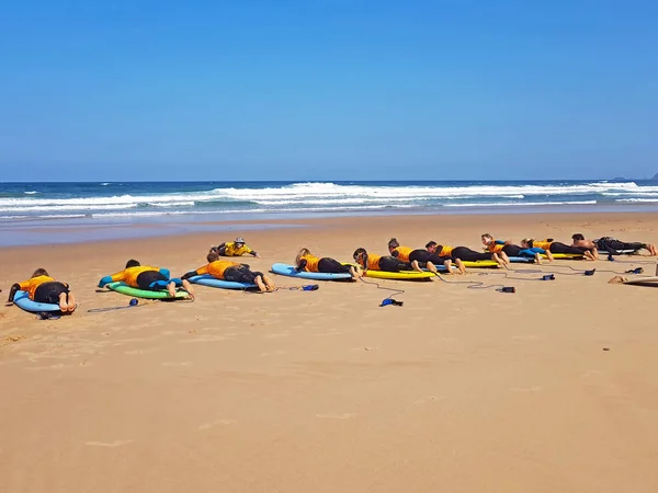 Vale Figueiras Portugal Agosto 2018 Surfistas Recebem Aulas Surf Praia Fotos De Bancos De Imagens