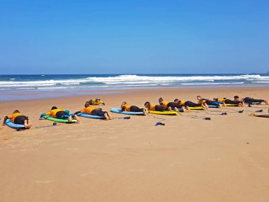 Vale Figueiras, Portekiz - 25 Ağustos 2018: sörfçü getting sörfçü Praia Vale Figueieras Portekiz dersleri