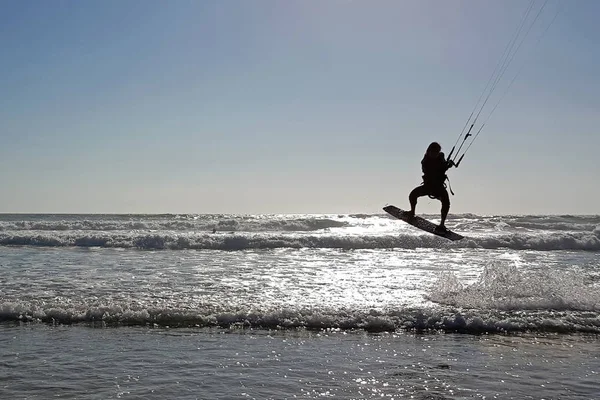 日落时在葡萄牙的大西洋上的风筝冲浪 — 图库照片