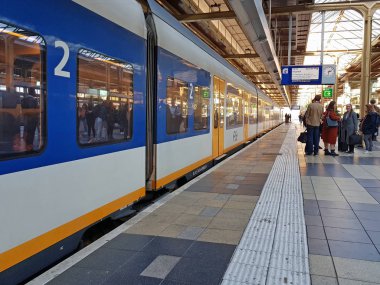 Amsterdam, Hollanda - 5 Ekim 2018: yolcu Bijlmer İstasyonu Amsterdam'da Hollanda seyahat