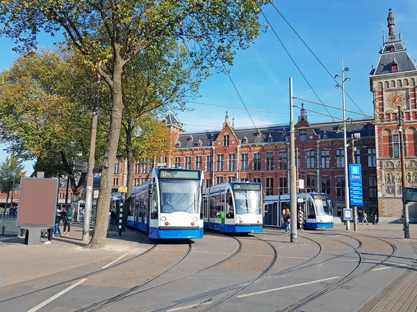 Spårvagnarna Väntar Centralstationen Amsterdam Nederländerna — Stockfoto