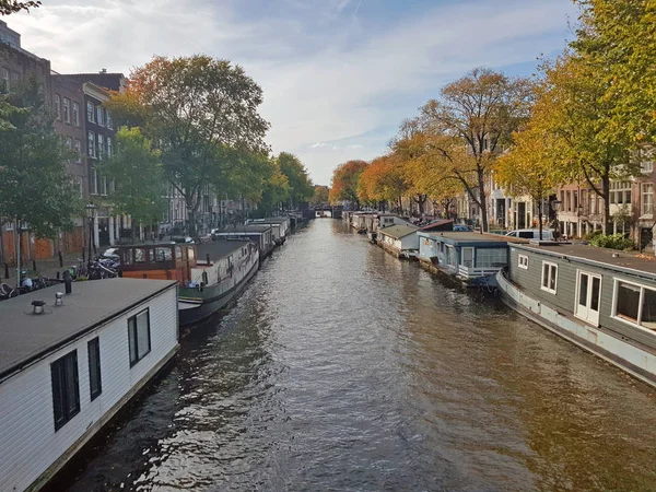 Πόλη Γραφική Από Άμστερνταμ Στην Ολλανδία Πλωτά Σπίτια Στο Κανάλι — Φωτογραφία Αρχείου
