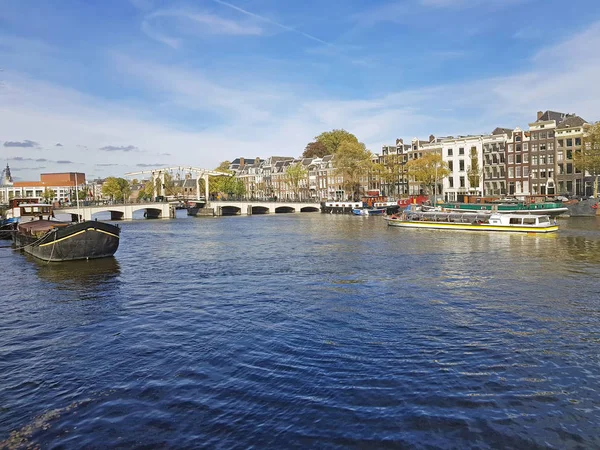 Stadens Natursköna Från Amsterdam Nederländerna Med Tiny Bron — Stockfoto