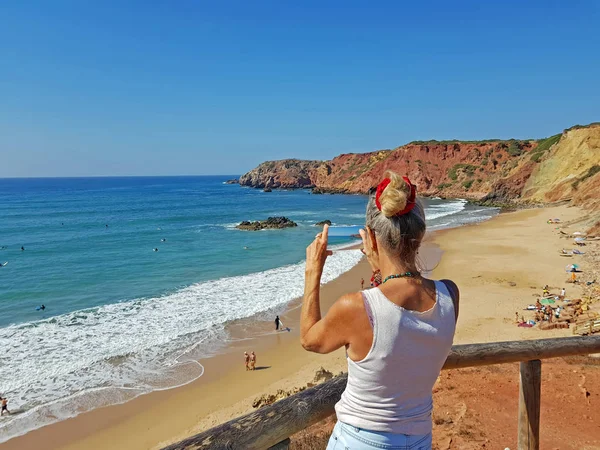 游客拍照在普拉亚阿马多在葡萄牙阿尔加维 — 图库照片