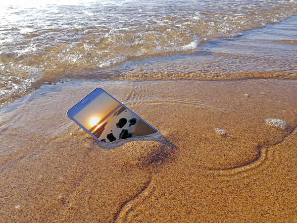 海から水の中に落とした携帯電話 — ストック写真