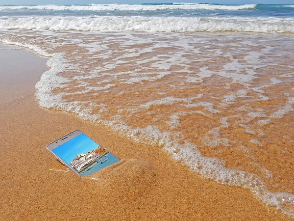 Cep Telefonu Okyanustan Suya Düştü — Stok fotoğraf