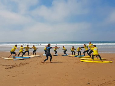 Vale Figueiras, Portekiz - 13 Eylül 2018: sörfçü getting sörfçü Praia Vale Figueieras Portekiz dersleri