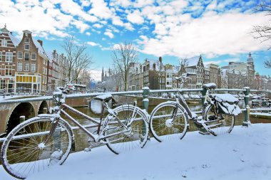 Şehir Manzaralı Hollanda kışın karlı Amsterdam'dan