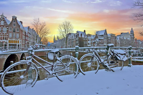 城市风景从阿姆斯特丹在冬天在荷兰在日落 — 图库照片