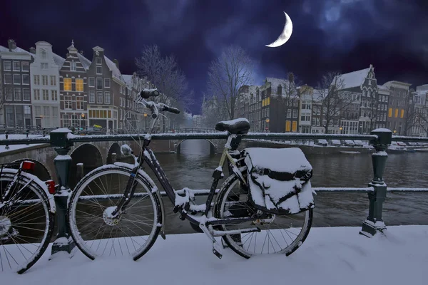 Stadens Natursköna Från Snöiga Amsterdam Nederländerna Vinter Natten Med Halvmåne — Stockfoto