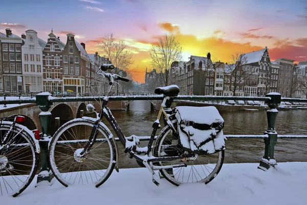 Schilderachtige Stad Van Besneeuwde Amsterdam Nederland Winter Bij Zonsondergang — Stockfoto