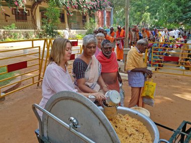 Tiruvannamalai, Hindistan - 11 Aralık 2018: sadhu'nın ücretsiz yiyecek veren ve dilenciler Sri Ramana Maharshi Ashram içinde Tiruvanamalai Hindistan içinde