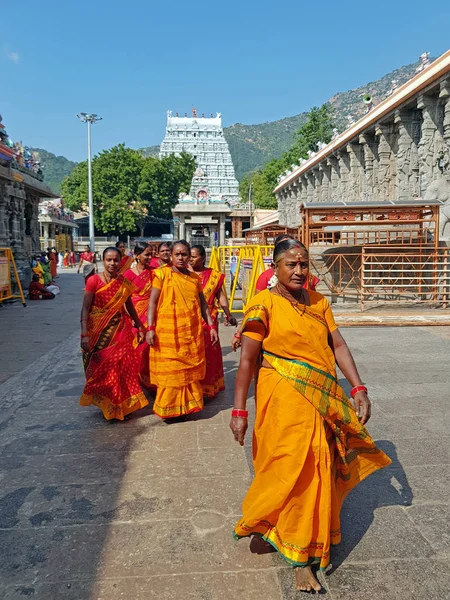 Tiruvanamalai インドの寺院を訪問 Tiruvanamalai インド 2018 インドの女性 — ストック写真