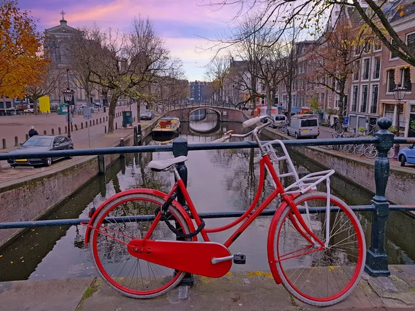 Bicicleta Los Canales Amsterdam Países Bajos Atardecer —  Fotos de Stock