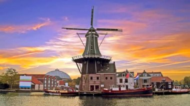 Haarlem Hollanda batımında Adriaan yel değirmeni