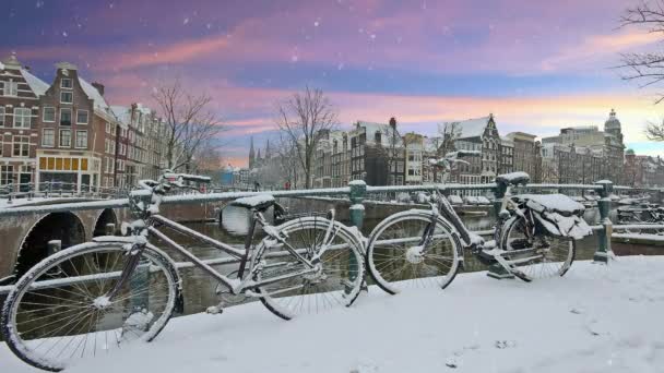 オランダの冬の雪のアムステルダム日没で — ストック動画