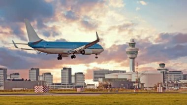 Hollanda schiphol Havaalanı'nda iniş uçak