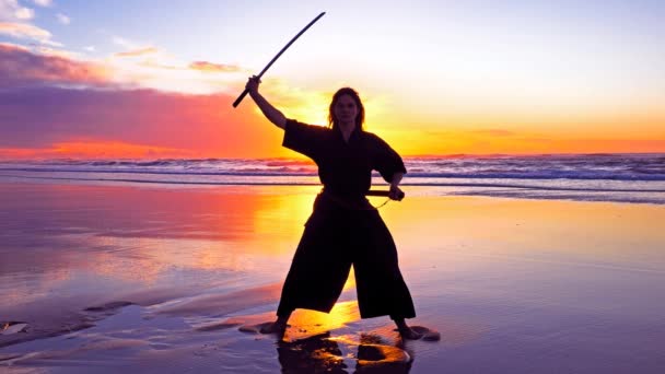 Samurai Mujer Playa Con Una Espada Katana Atardecer — Vídeo de stock