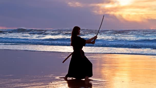 Samurai Mujer Playa Con Una Espada Katana Atardecer — Vídeos de Stock