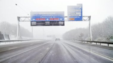 Hollanda Amsterdam yakınındaki karayolu üzerinde kışın kar yağışı
