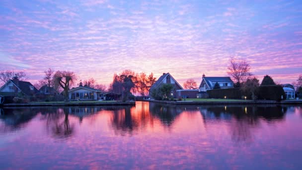 Traditionele Huizen Het Platteland Van Nederland Bij Zonsondergang — Stockvideo