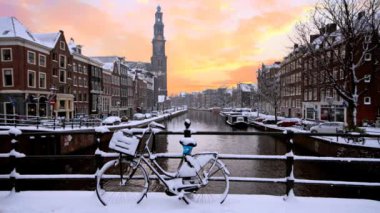 Westerkerk ile gün batımında Amsterdam Hollanda kış