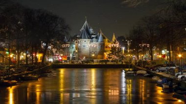 Şehir geceleri Amsterdam Hollanda'da bina Waag ile
