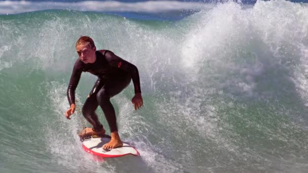 Surfista Surfando Ondas — Vídeo de Stock