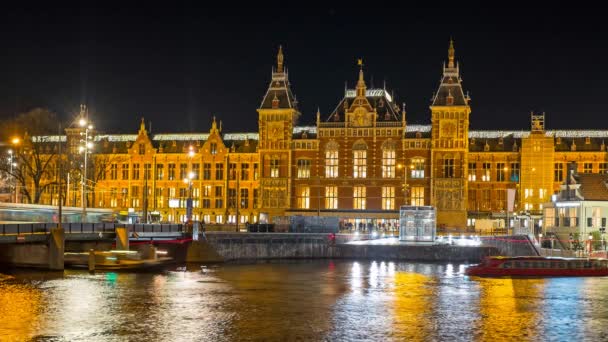 Schilderachtige Stad Van Amsterdam Met Het Centrale Treinstation Bij Nacht — Stockvideo