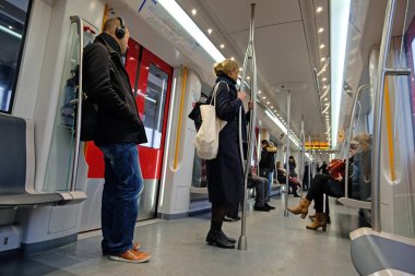 Amsterdam, Hollanda - 8 Şubat 2019: Commuters metro çalışmak için yolda