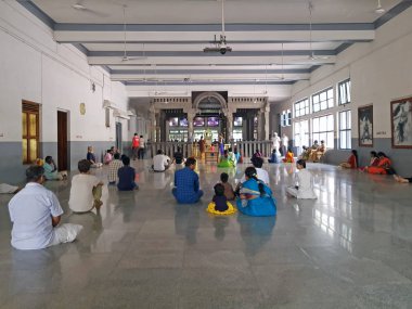 Tiruvanamalai, Hindistan - 8 Aralık 2018: Ramana Maharshi Ashram Tiruvanamalai Hindistan'da yeni salonda 