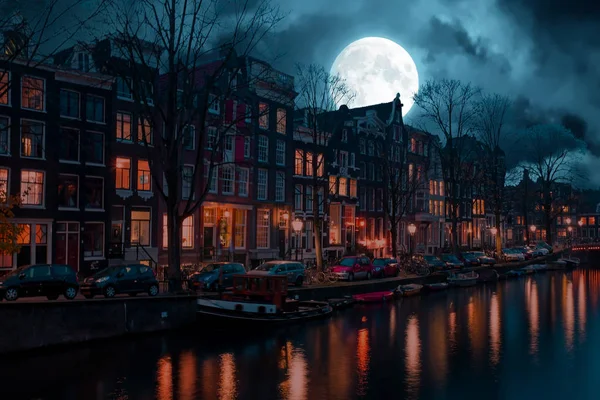 Ciudad escénica de Amsterdam en los Países Bajos por la noche en m completo — Foto de Stock