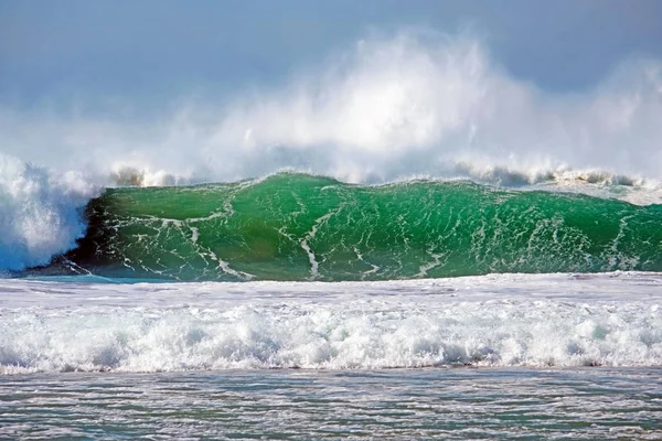 Divokého Atlantského oceánu s vysokými vlnami — Stock fotografie