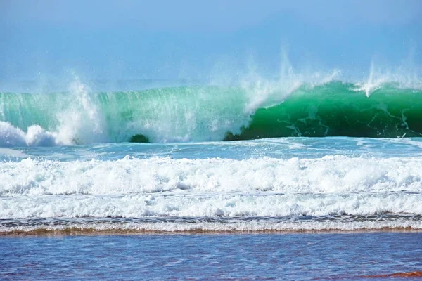 Oceano atlântico selvagem com ondas altas — Fotografia de Stock