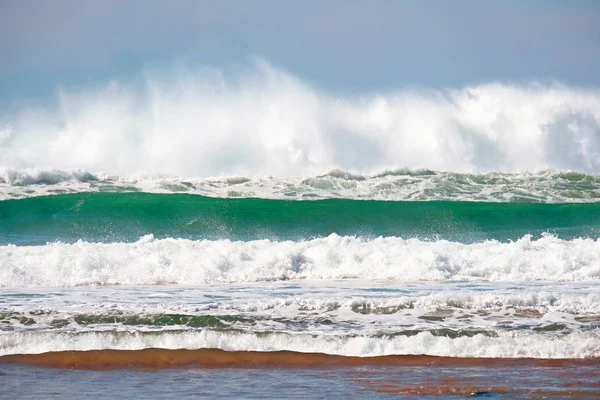 Oceano atlântico selvagem com ondas altas — Fotografia de Stock